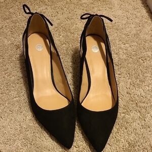 Sophisticated Black Low Heels with Bow Detail